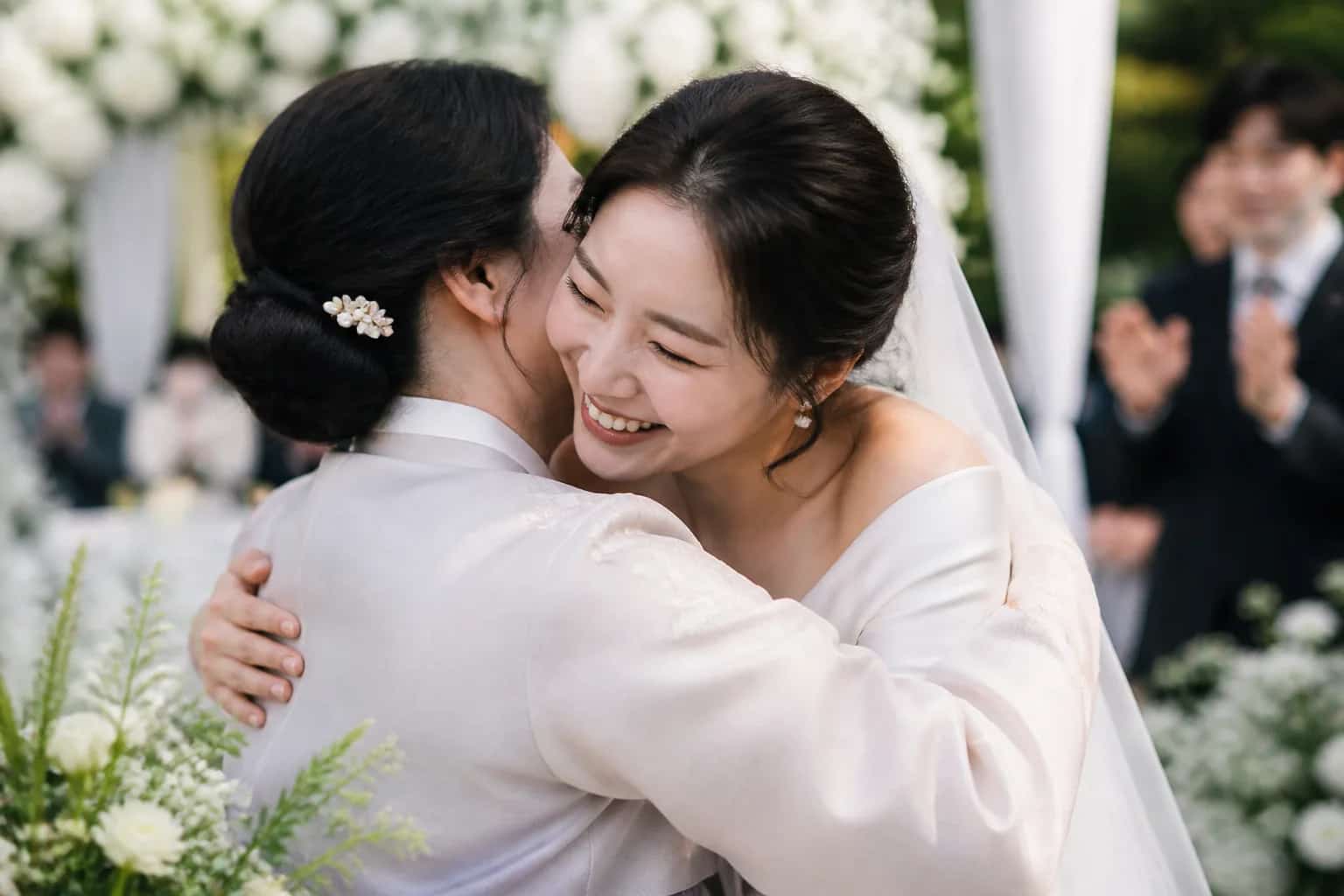 웃음과 햇살을 자연스럽게 모아요 — 웨딩사진 3