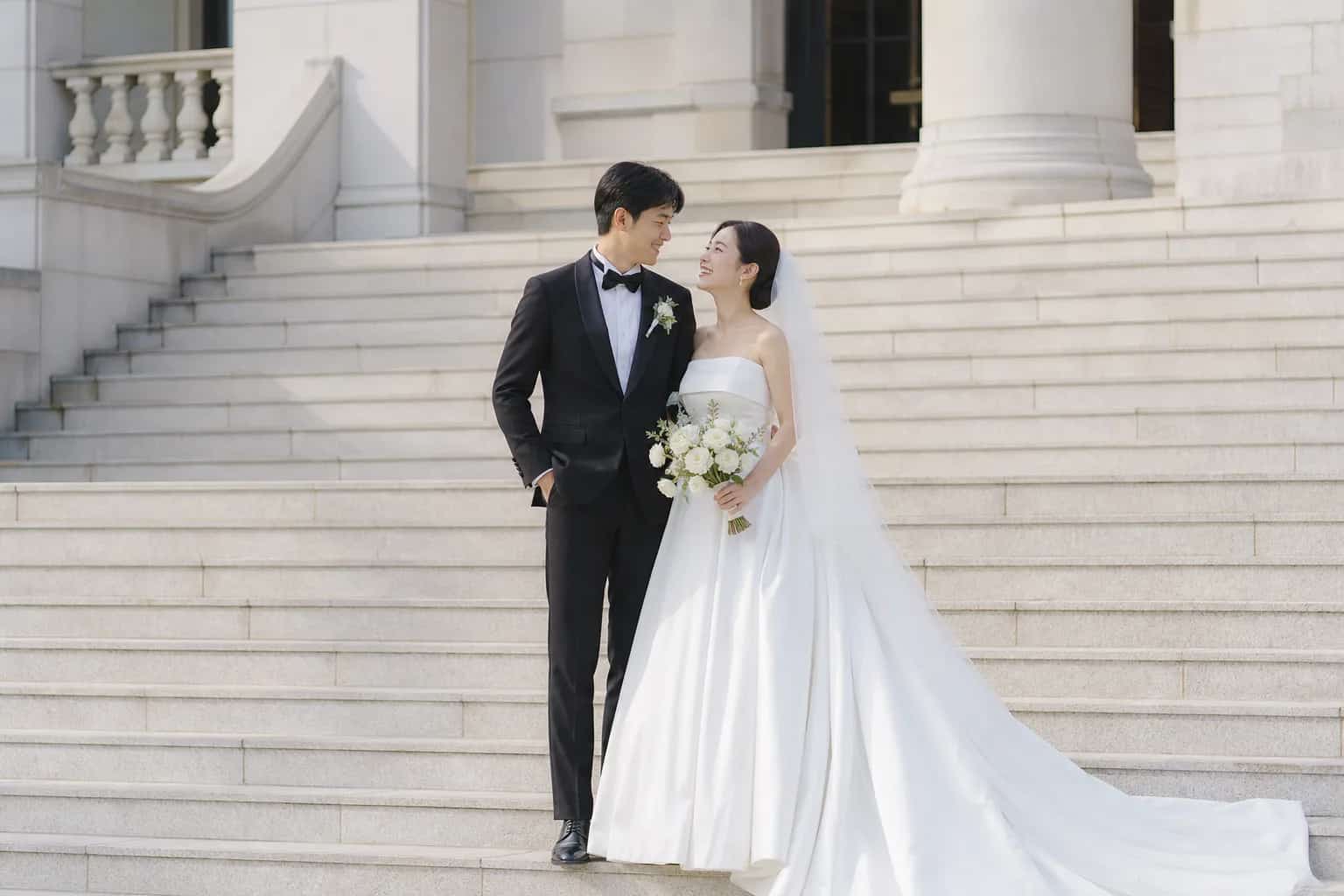 오래 보아도 단정한 정석 수집가 — 웨딩사진 5