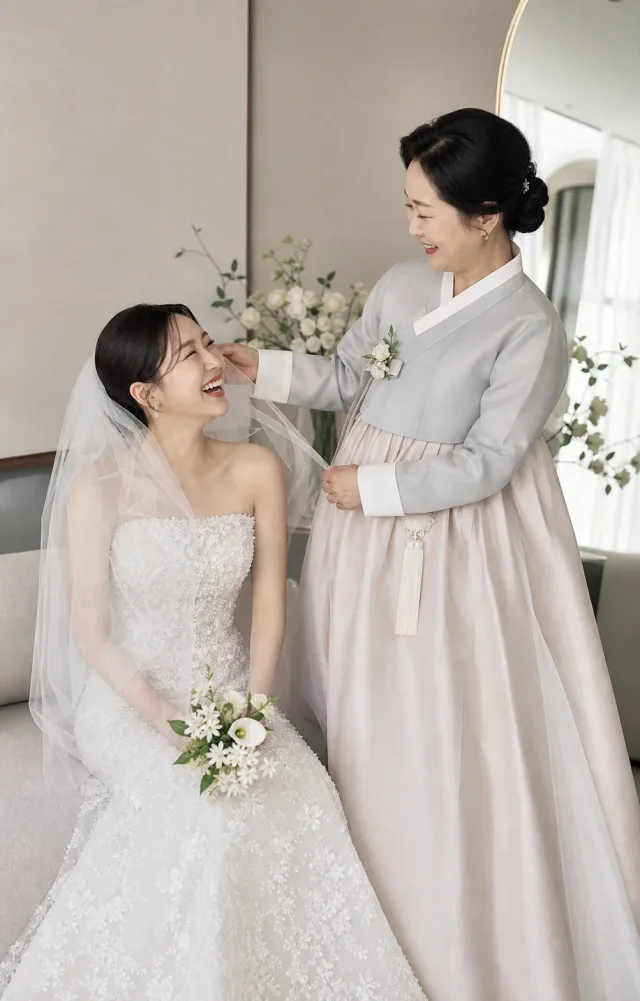 가족과 눈을 맞추며 웃는 순간