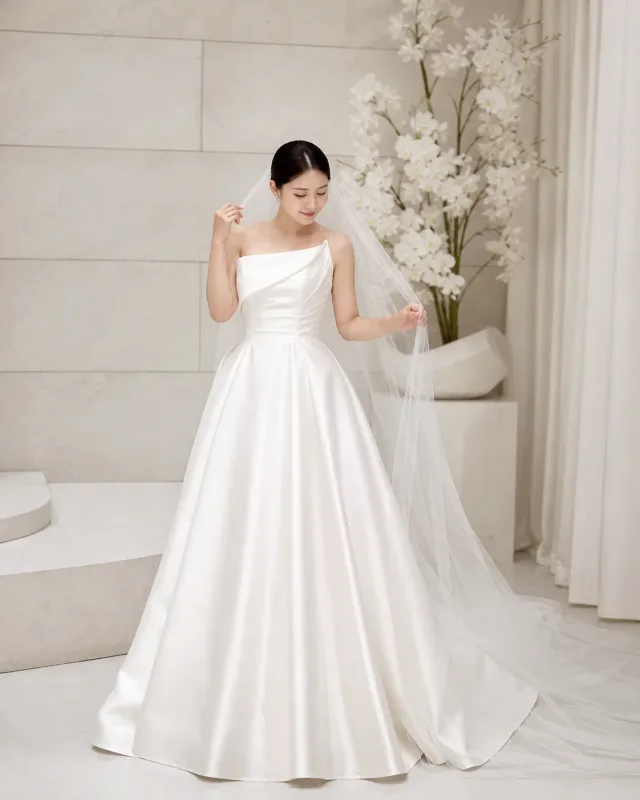 베일과 시선을 정돈한 인물 화보